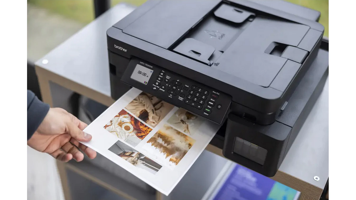 Muž tisknouc&iacute; novou str&aacute;nku