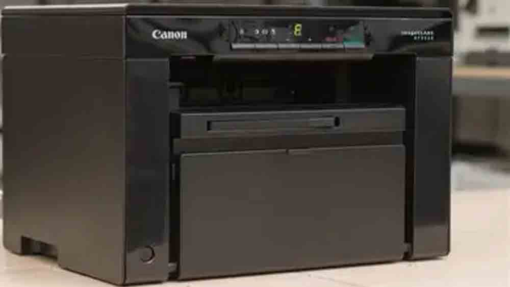 Laserová tiskárna Canon i-SENSYS MF3010 na stole v kanceláři_04