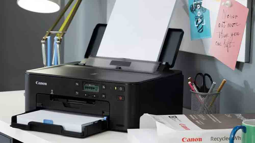 Inkoustová tiskárna Canon PIXMA TS705A na stole s vytisknutými dokumenty_02