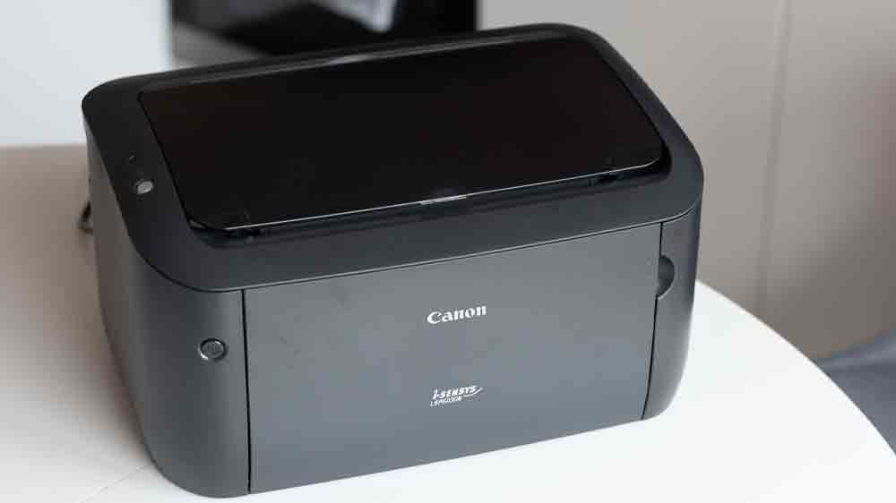 Laserová tiskárna Canon i-SENSYS LBP6030B na stole v kanceláři_02