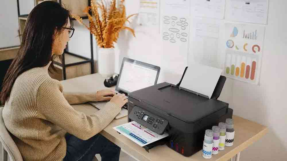 Žena používající tiskárnu Canon PIXMA G3480_03