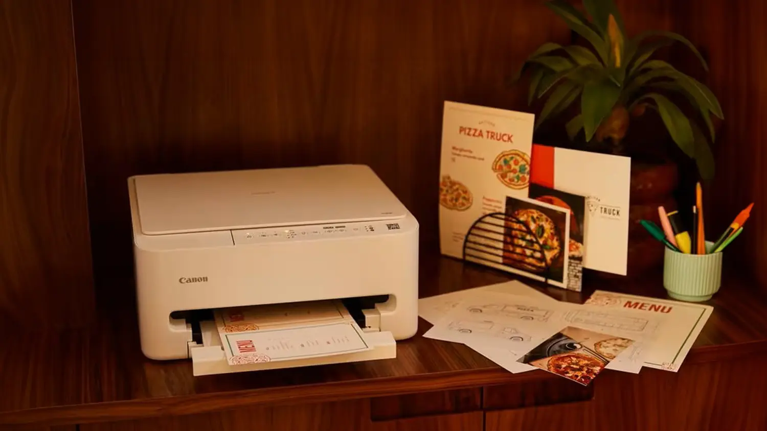 Tisk&aacute;rna Canon PIXMA TS4150i na stole s pap&iacute;ry