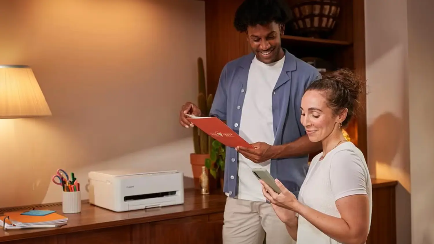 Muž a žena u tisk&aacute;rny Canon PIXMA TS4150i