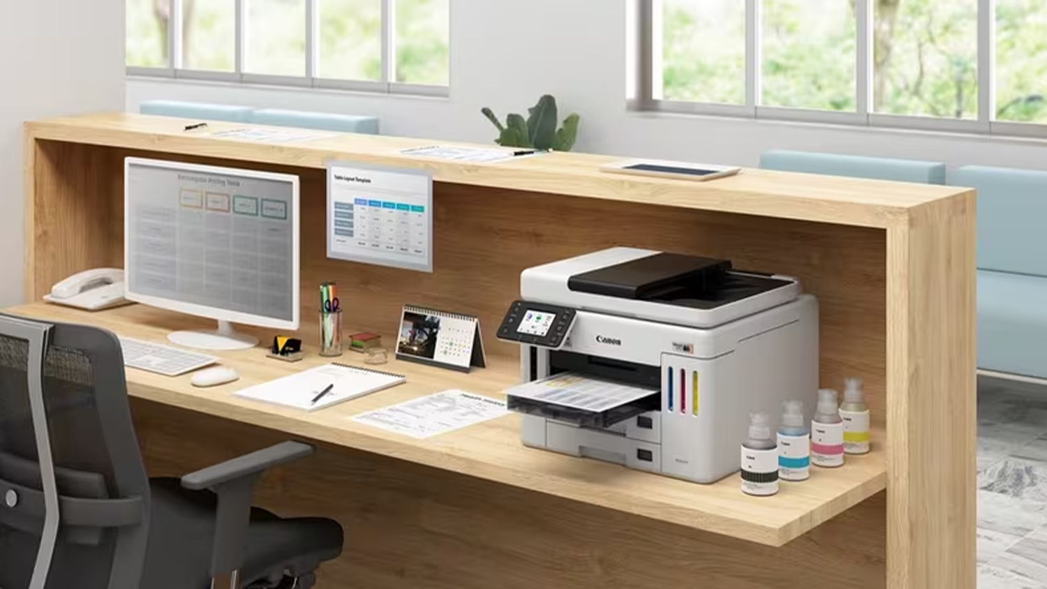 Inkoustová tiskárna Canon MAXIFY GX7140 na stole u počítače