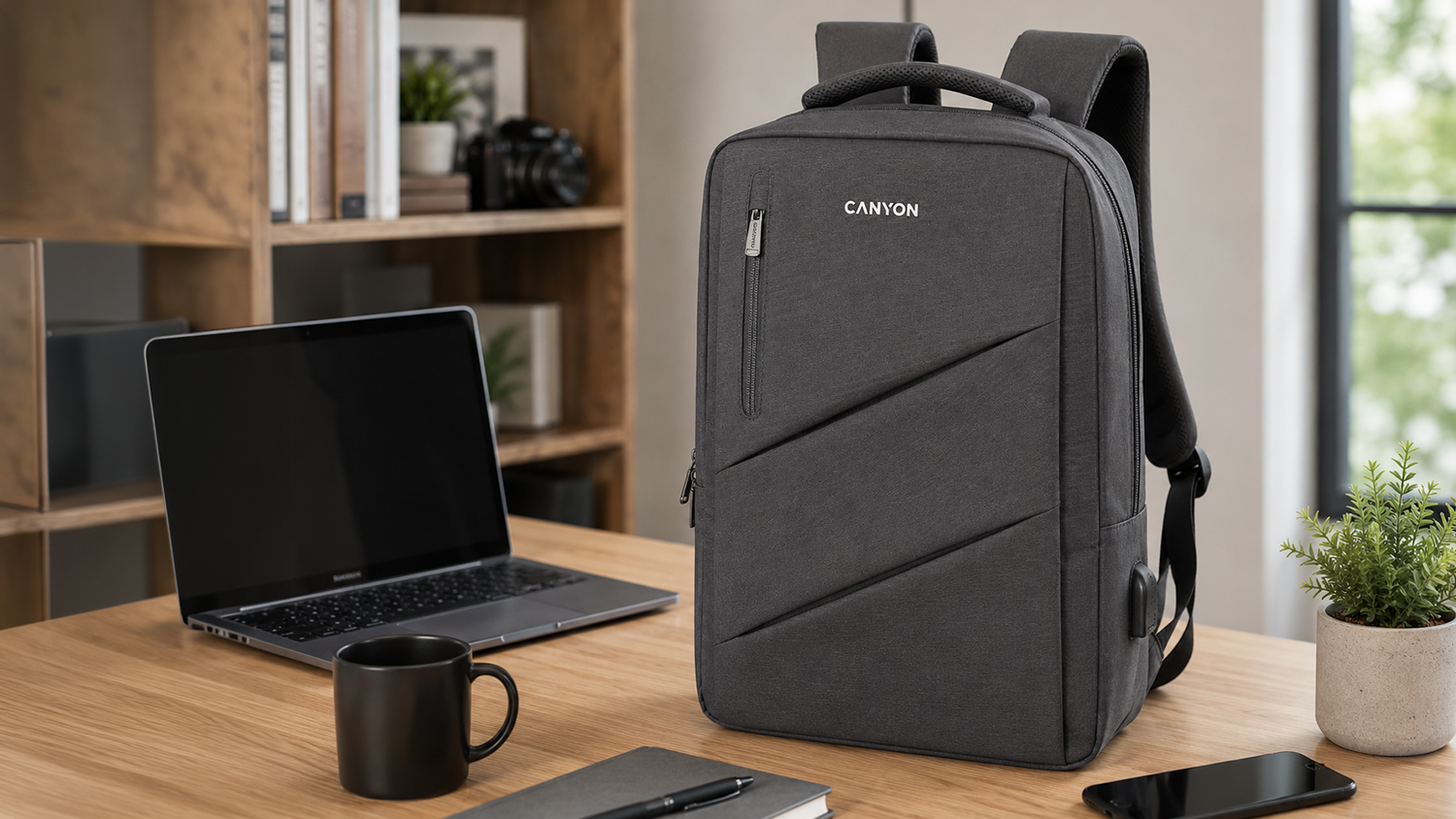 Batoh pro notebook Canyon BPE-5 15,6 na pracovním stole