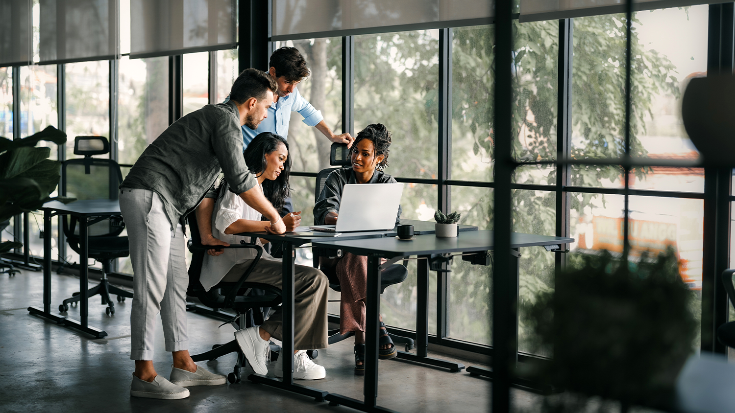 Lidé pracující v malém open office