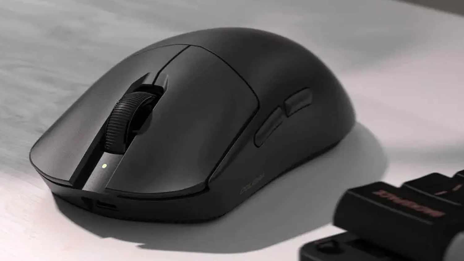 Hern&iacute; my&scaron; Cougar REVENGER PRO 4K Black na pracovn&iacute;m stole