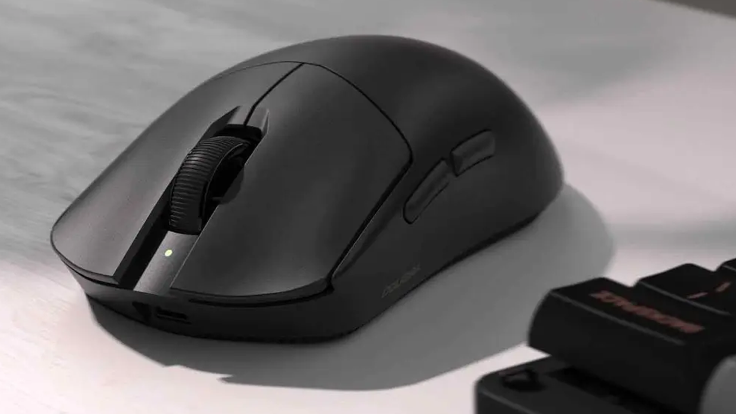 Hern&iacute; my&scaron; Cougar REVENGER PRO 4K Black na pracovn&iacute;m stole