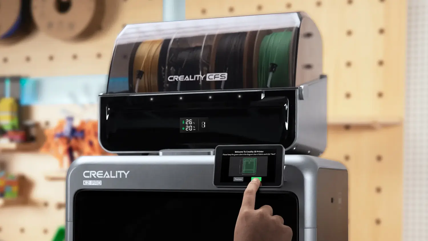Člověk nastavující tisk na tiskárně Creality K2 Pro Combo