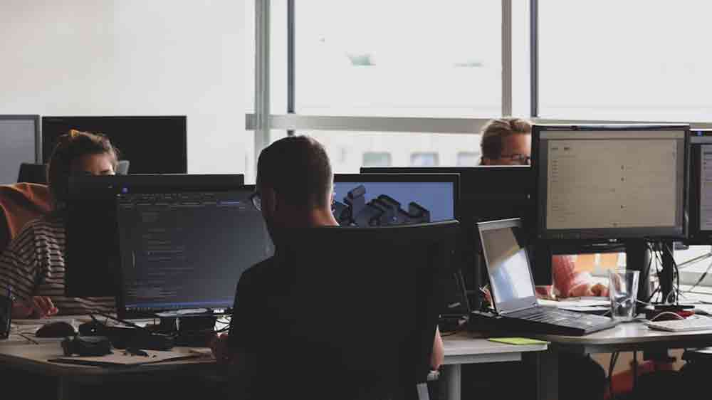 Kancelária so zamestnancami pri počítačoch_02