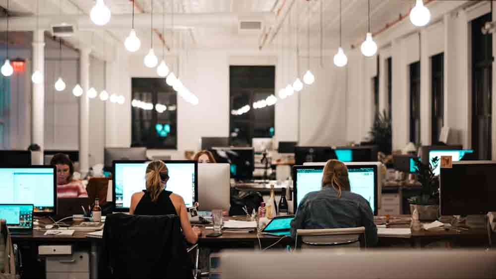 Kancelária so zamestnancami pri počítačoch_02