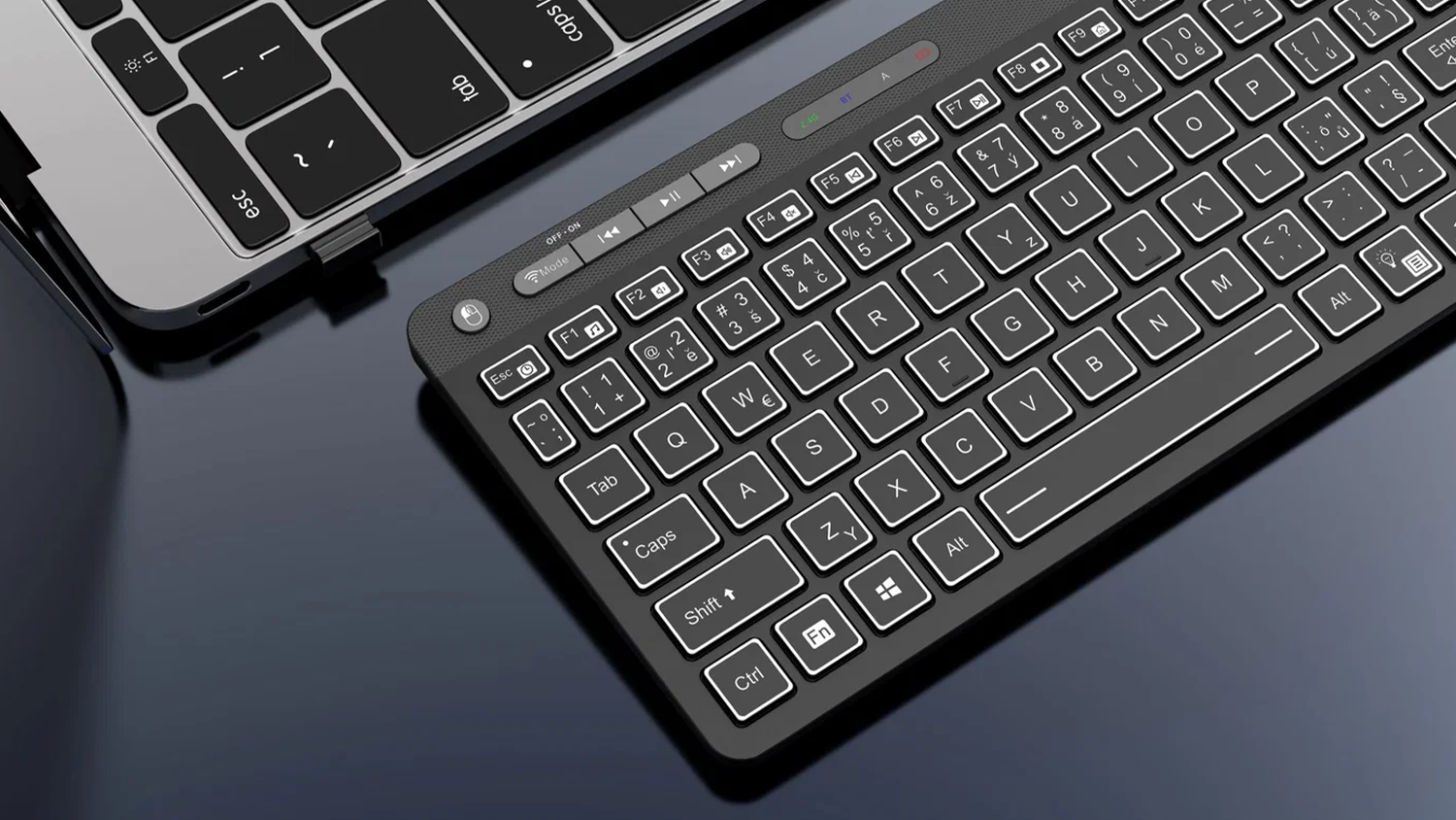 Bezdr&ocirc;tov&aacute; kl&aacute;vesnica C-Tech WLTK-03 s touchpadom položen&aacute; pri notebooku