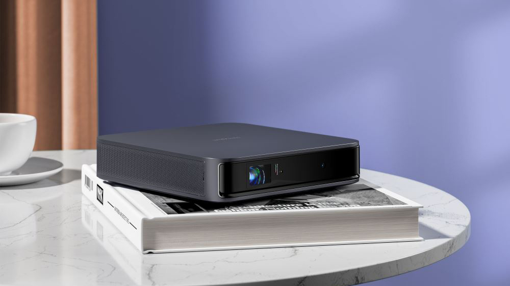 Ilustrativní obrázek projektoru Dangbei Atom položený na knižkách_03