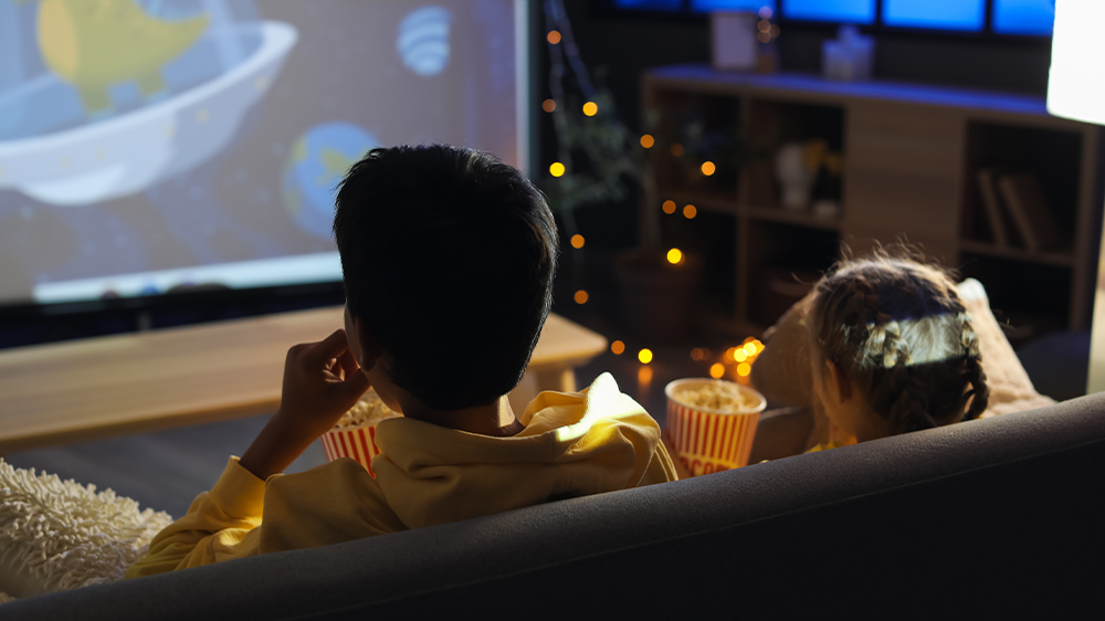 Děti sledují pohádku na plátně promítanou z projektoru Dangbei Atom_05