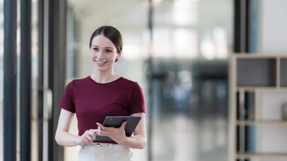 Žena v kancel&aacute;ři s tabletem_02
