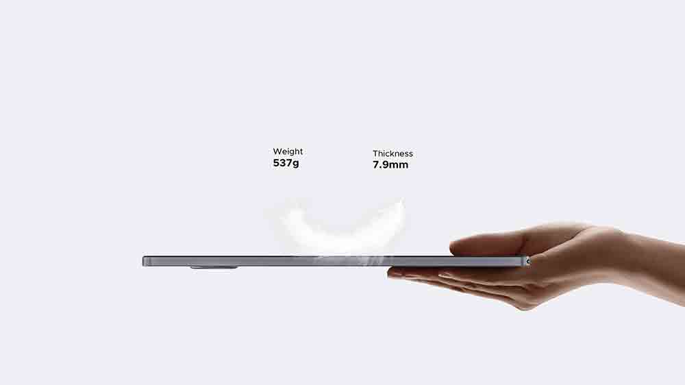 Ruka drž&iacute; tablet Doogee U11 Pro Wi-Fi Galactic Gray, na kter&eacute;m je p&iacute;rko_03