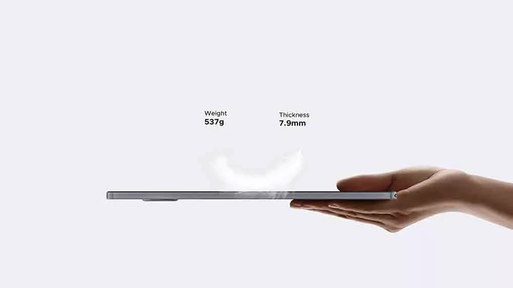 Ruka drží tablet Doogee U11 Pro Wi-Fi Galactic Gray, na kterém je pírko_03