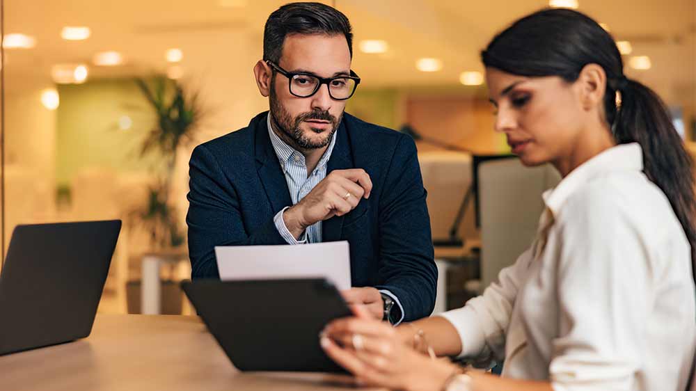 Kolegové při práci s tabletem_2