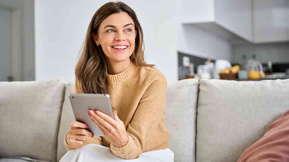 Žena použ&iacute;vaj&iacute;c&iacute; tablet_02