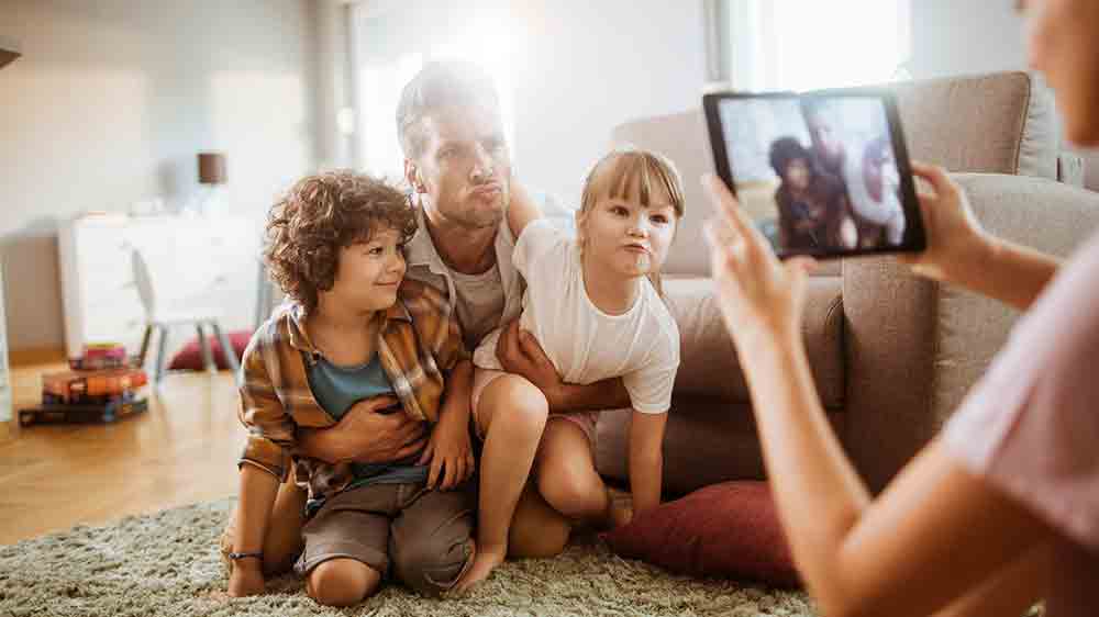Žena fot&iacute; tabletem svou rodinu_02