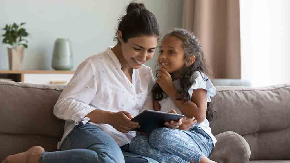 Matka s dcerou sleduj&iacute; tablet_04