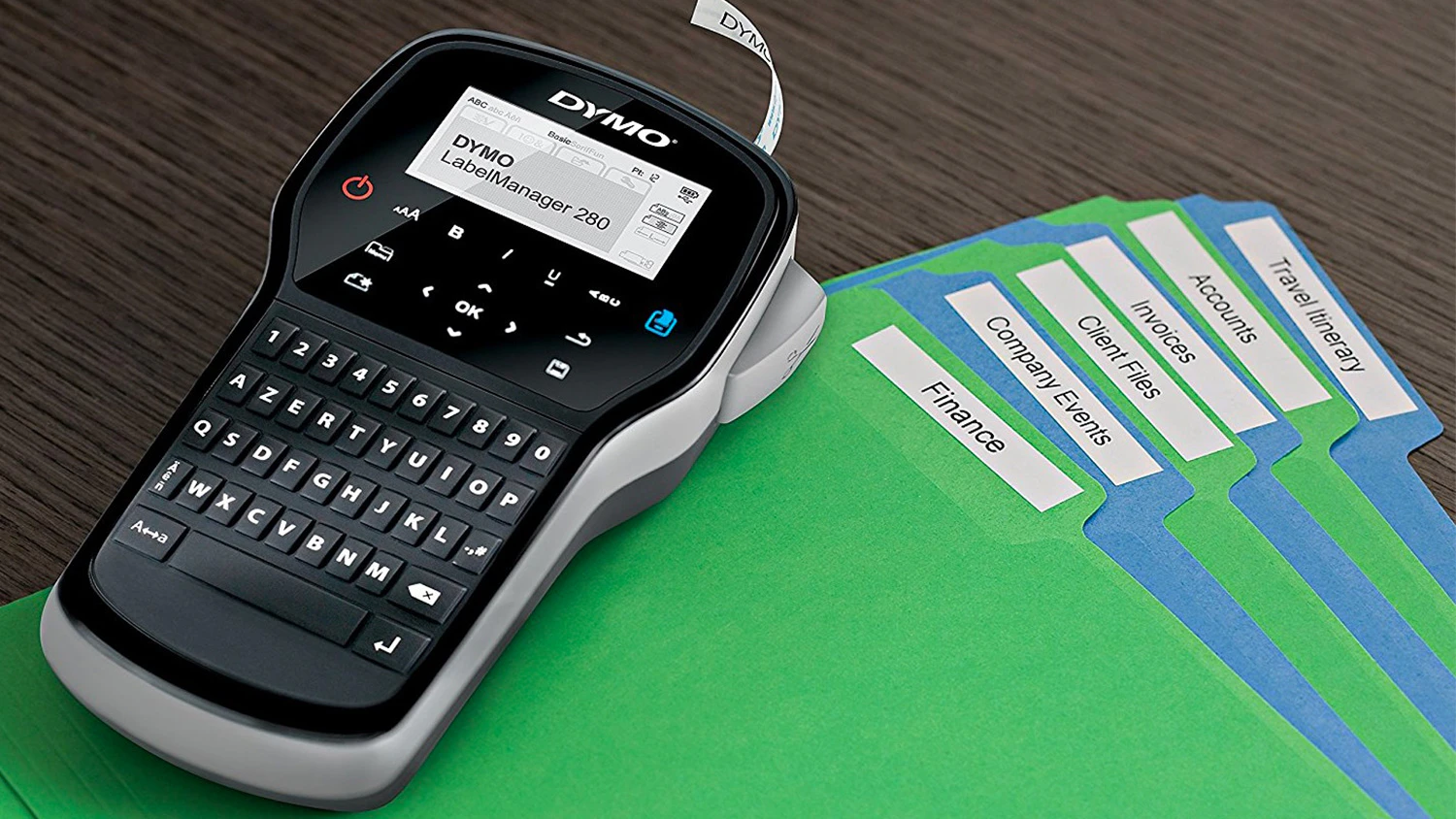 &Scaron;t&iacute;tkovač DYMO LabelManager 280 na složk&aacute;ch s nalepen&yacute;mi &scaron;t&iacute;tky