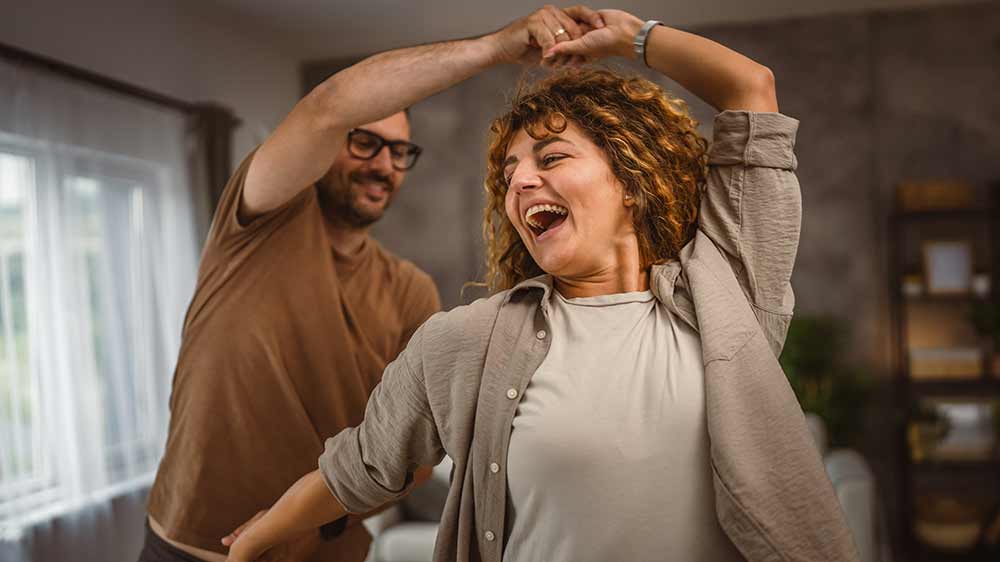 Tančící pár si pouští hudbu z reproduktorů_03