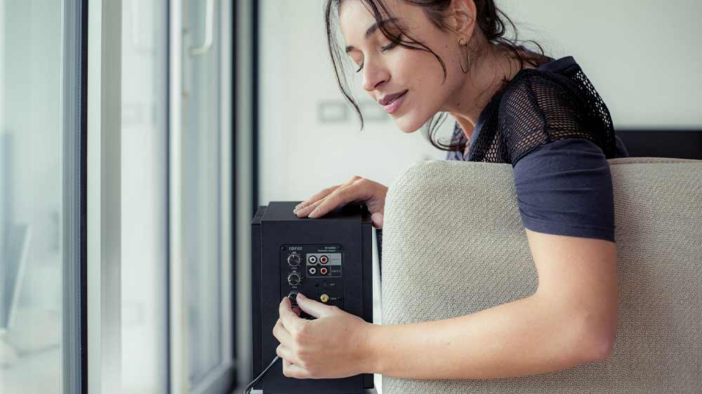 Reproduktory Edifier R1700BT 2.0 černé, detail bočního ovládání a vstupů_03