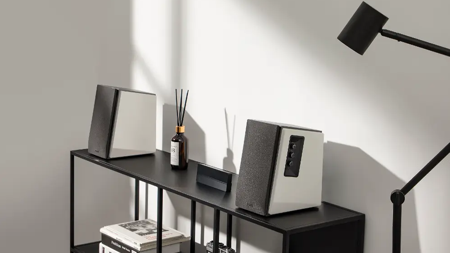 Reproduktory Edifier R1700BT 2.0 b&iacute;l&eacute;, detail bočn&iacute;ho ovl&aacute;d&aacute;n&iacute; a vstupů_03
