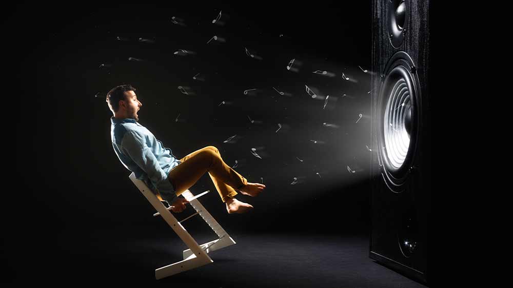 Zvuk z reproduktoru, který převrací vzad muže sedícího na židli_04