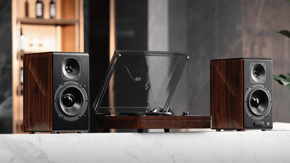 Prémiový reproduktorový systém 2.0 Edifier S3000MKII a uprostřed přehrávač desek_02