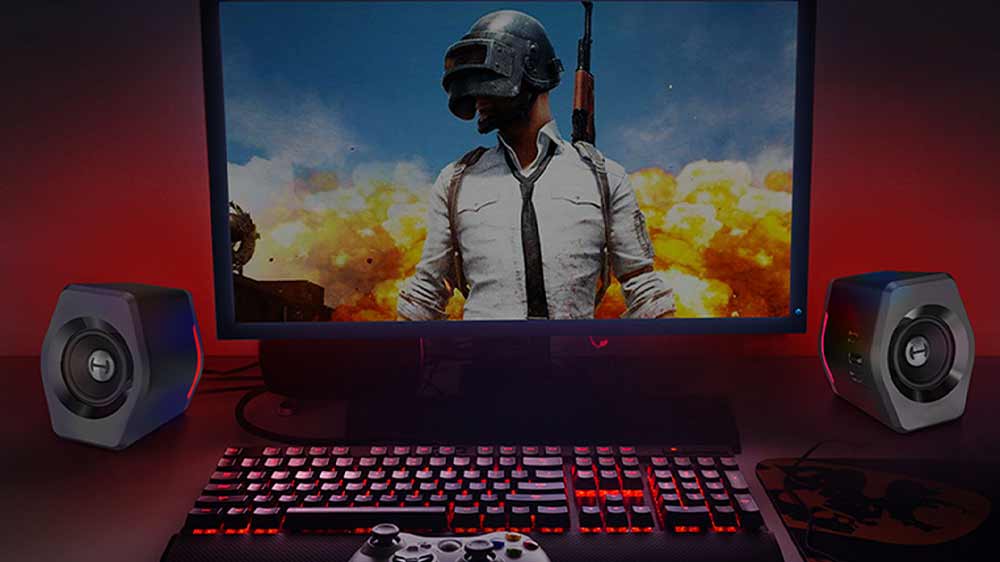 Červené podsvícení prostoru kolem PC pomocí herních reproduktorů Edifier G2000 připojených k zapnutému PC _05