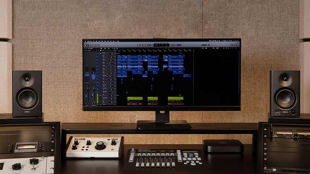 Reproduktory Edifier MR4 2.0, černé na stole vedle monitoru počítače s mixážním pultem_02