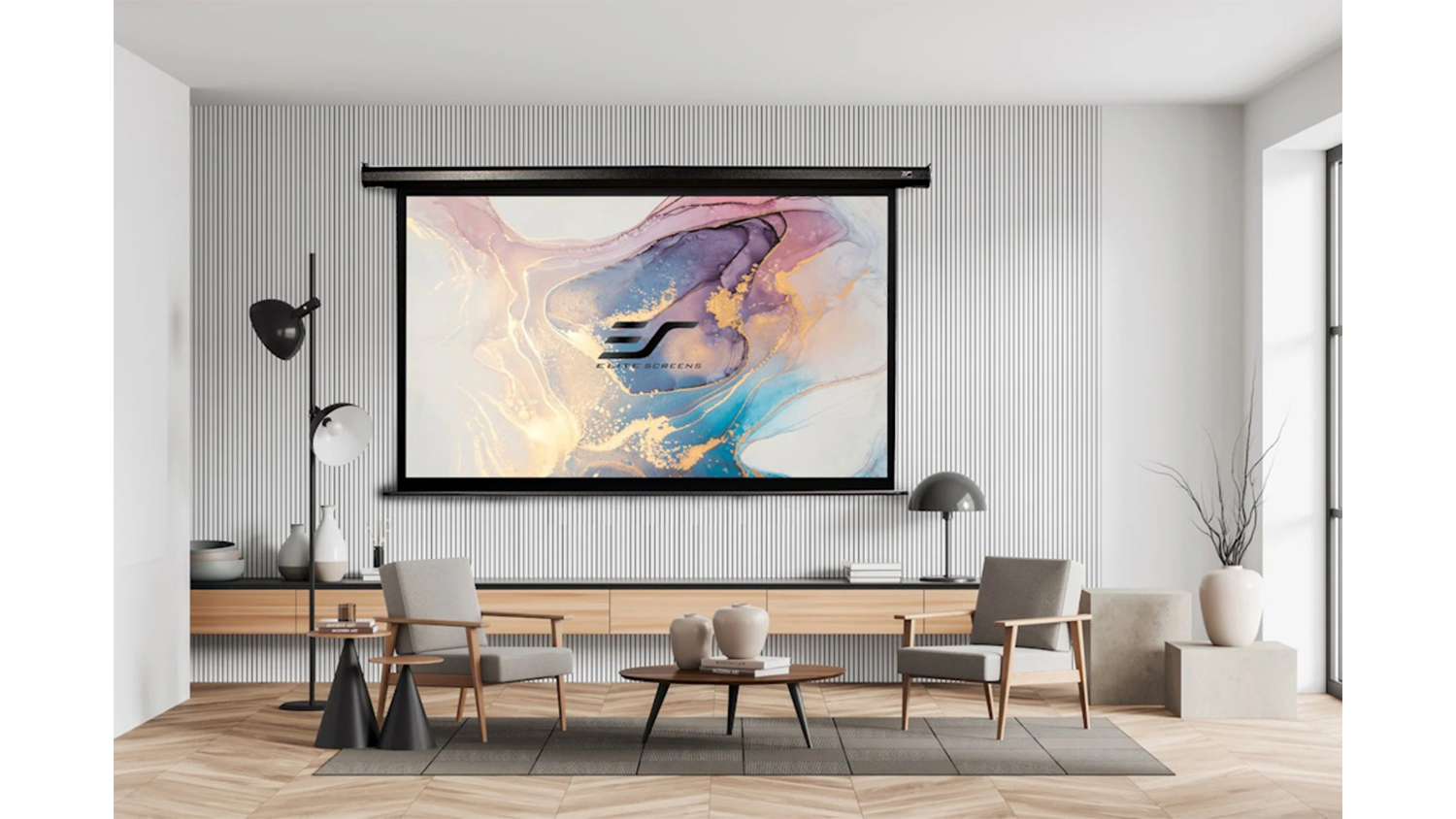 Projekčn&iacute; pl&aacute;tno Elite Screens Electric v interi&eacute;ru