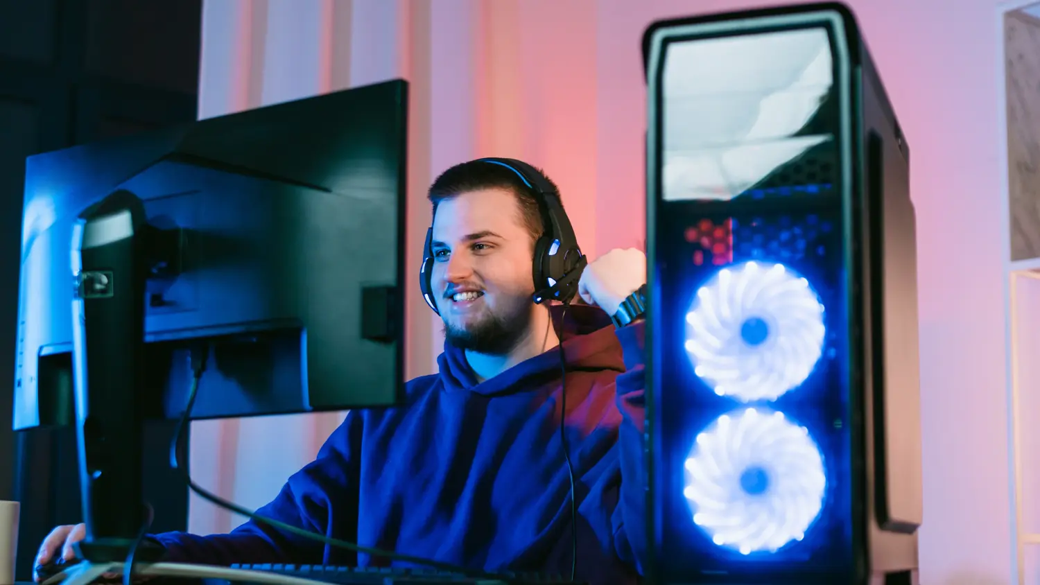 Muž hraje hry na PC