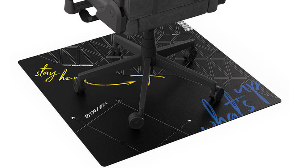 Podložka pod židli Endorfy Floor Pad FP90S na b&iacute;l&eacute;m pozad&iacute; zobrazuj&iacute;c&iacute; celkov&yacute; design s židl&iacute;