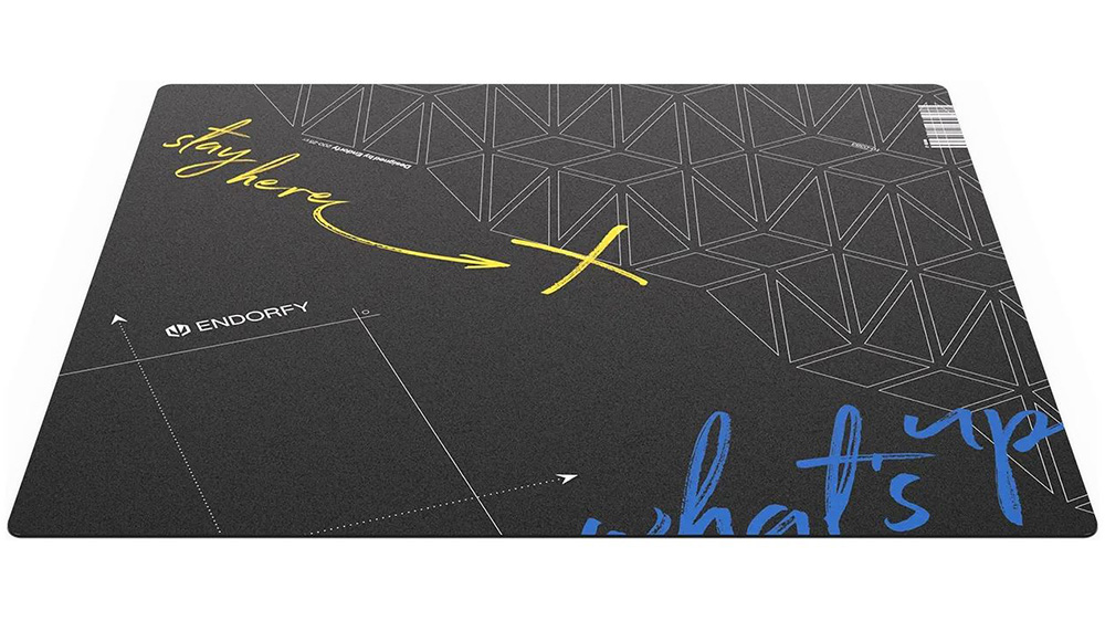 Podložka pod židli Endorfy Floor Pad FP90S na b&iacute;l&eacute;m pozad&iacute; zobrazuj&iacute;c&iacute; celkov&yacute; design