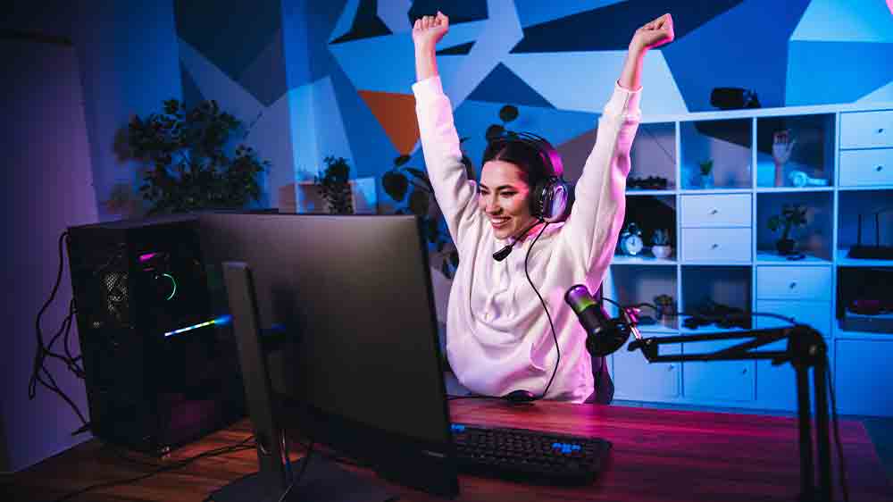 Žena radující se u hraní počítačové hry_03