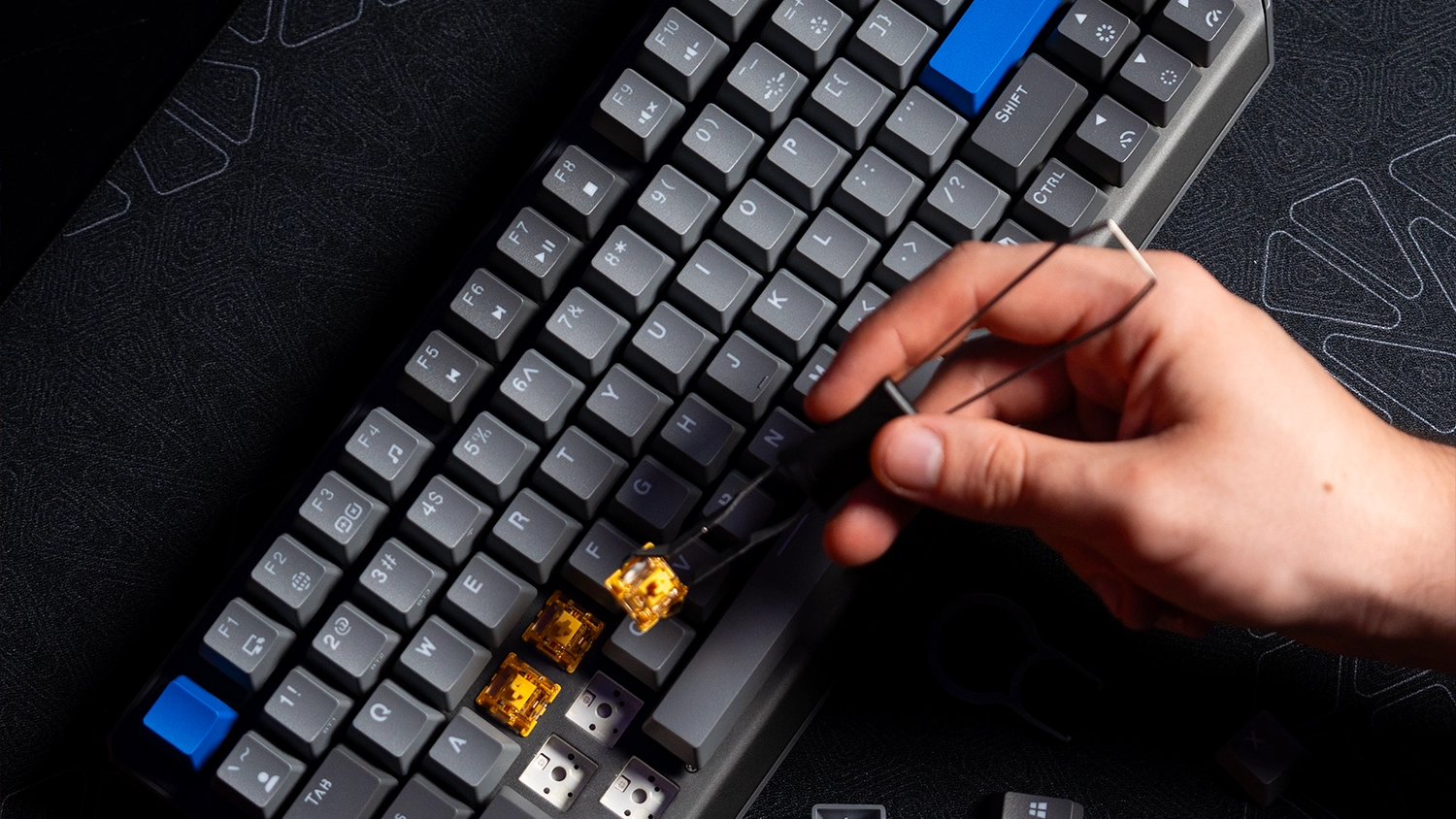 Člověk vyměňující spínače na klávesnici Endorfy Thock V2