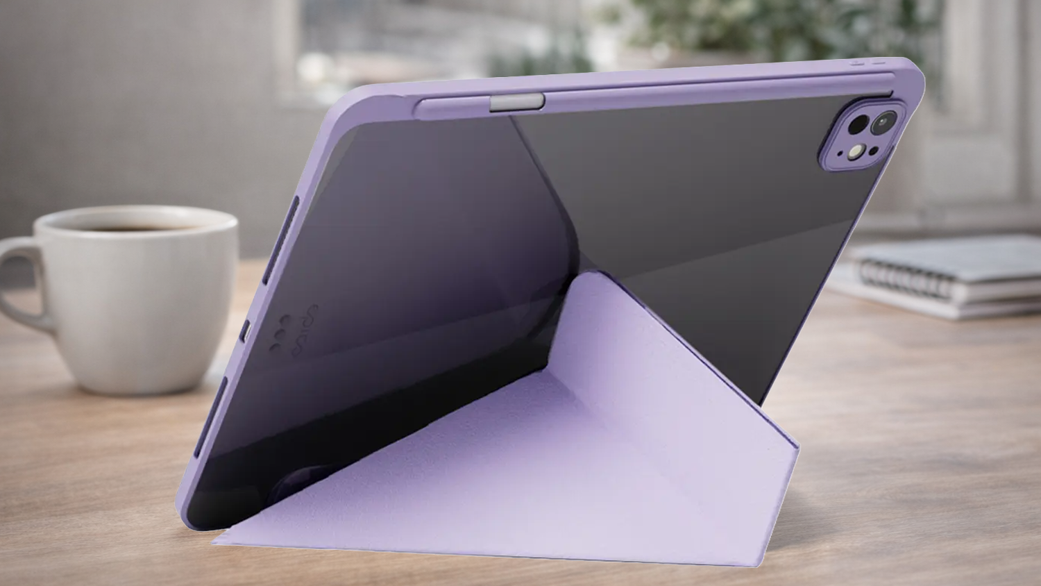 iPad na stole v ochrann&eacute;m krytu