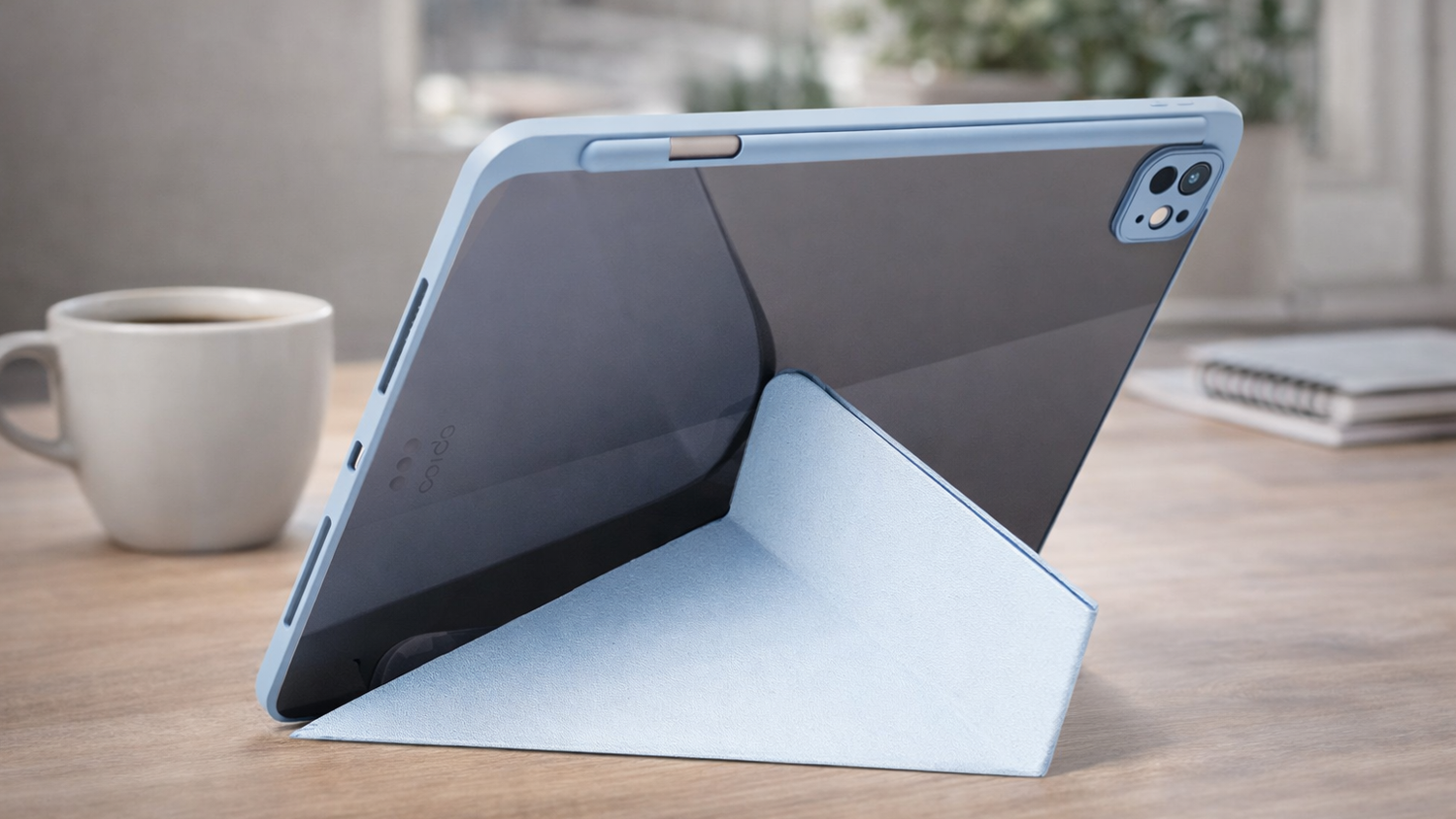 iPad na stole v ochrann&eacute;m krytu