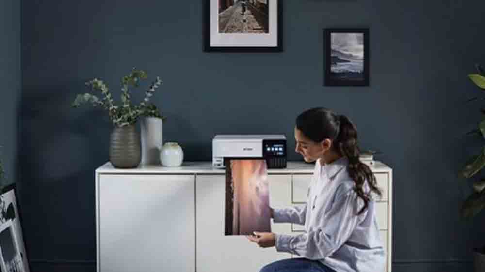 Žena tiskne velké fotografie na inkoustové tiskármě Epson EcoTank L8160_02