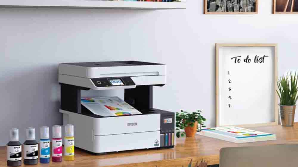 Inkoustov&aacute; tisk&aacute;rna Epson EcoTank L6490 na stole v pracovně_02