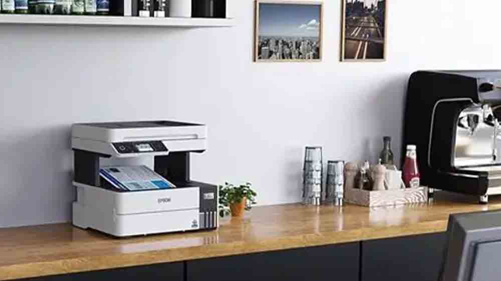 Inkoustov&aacute; tisk&aacute;rna Epson EcoTank L6490 v pracovně na stole_04