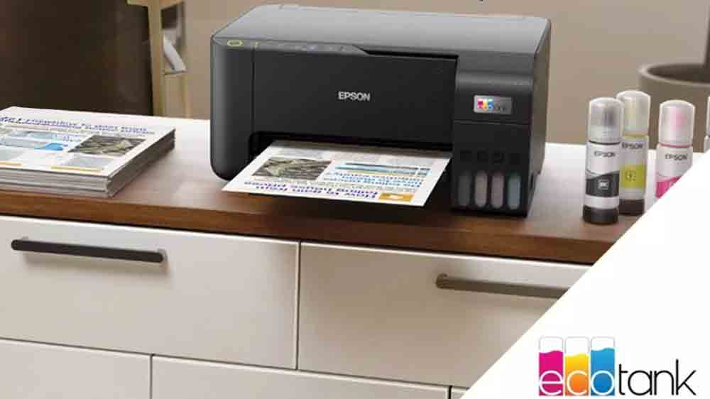 Inkoustová tiskárna Epson EcoTank L6260 na pracovním stole, vedle eco náplní_02