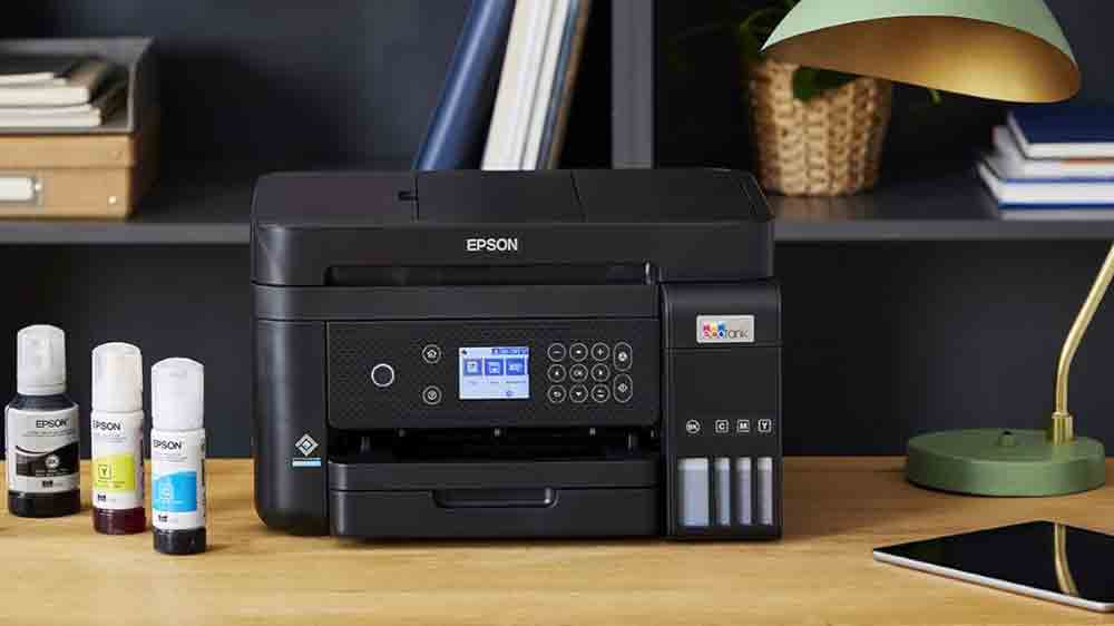 Inkoustov&aacute; tisk&aacute;rna Epson EcoTank L6270 položen&aacute; na pracovn&iacute;m stole_02