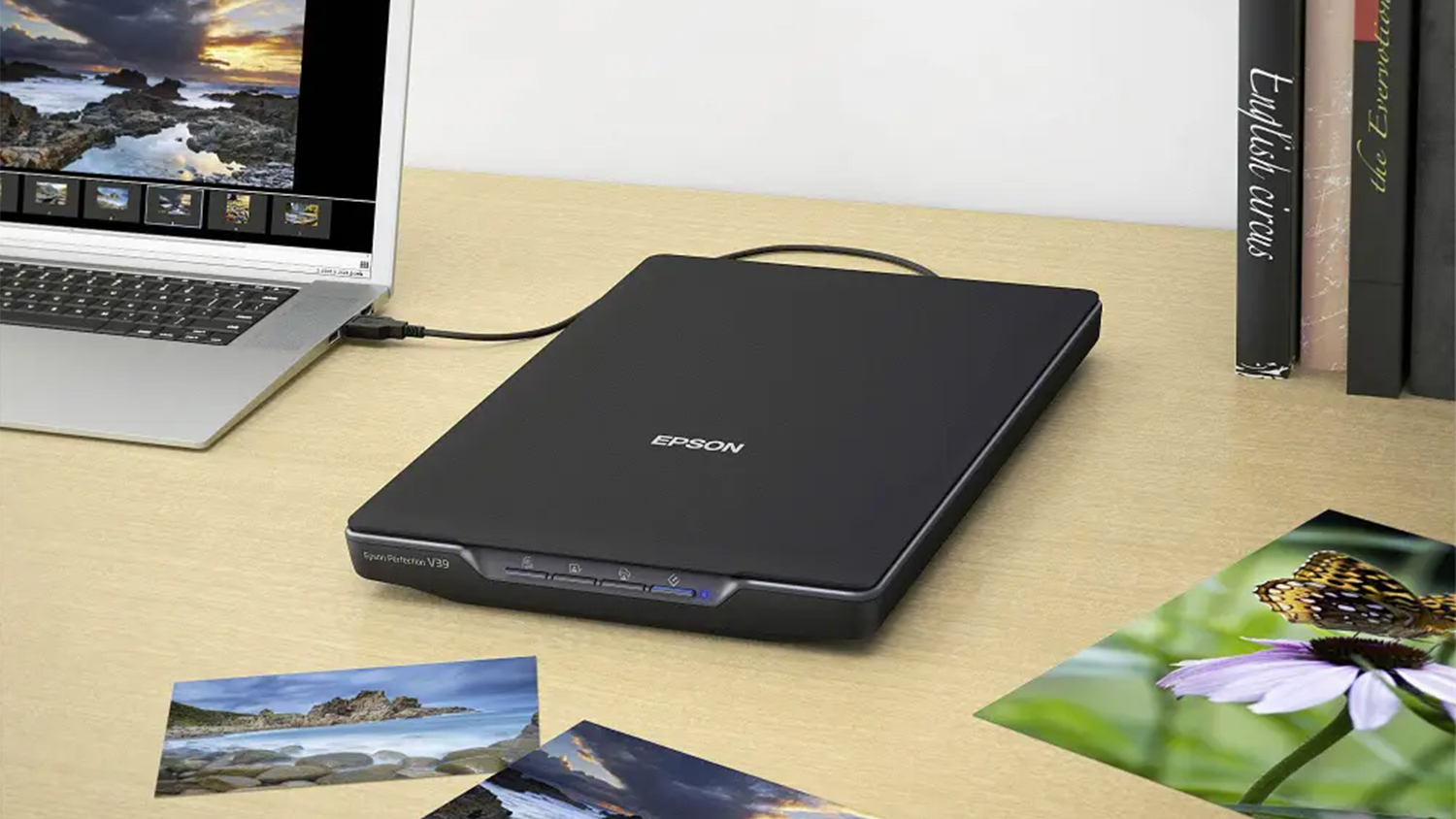 Plošný skener Epson Perfection V39 II černý v praktickém vertikálním postavení šetřící prostor na pracovním stole