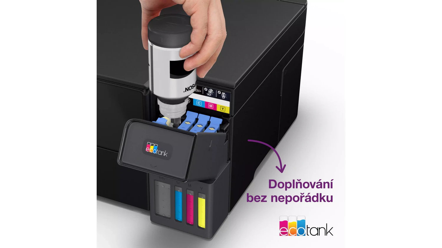 Člověk doplňující inkoust do tiskárny EPSON EcoTank L4360