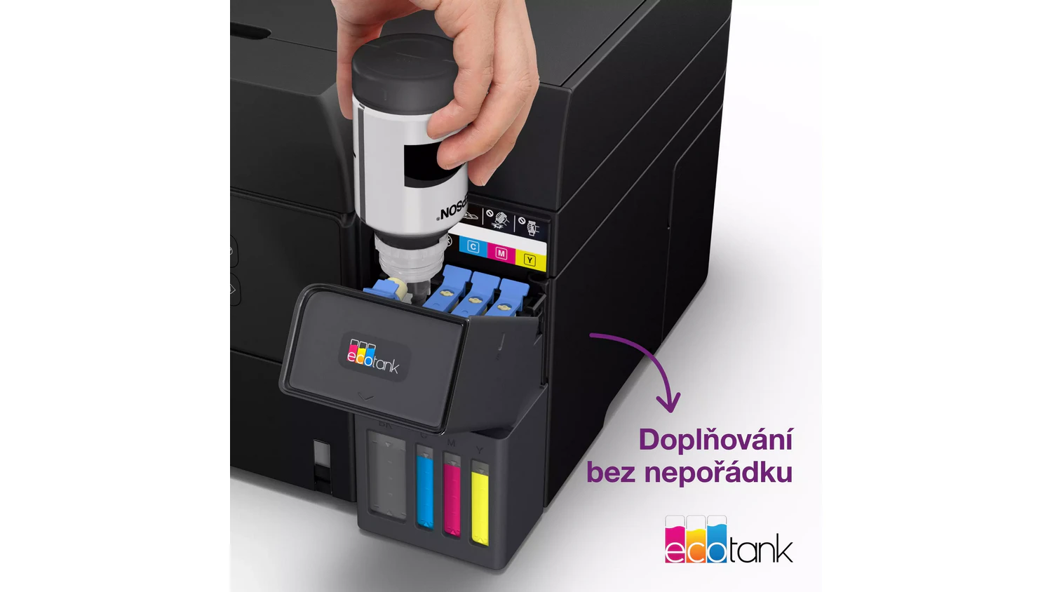 Člověk doplňující inkoust do tiskárny EPSON EcoTank L6390