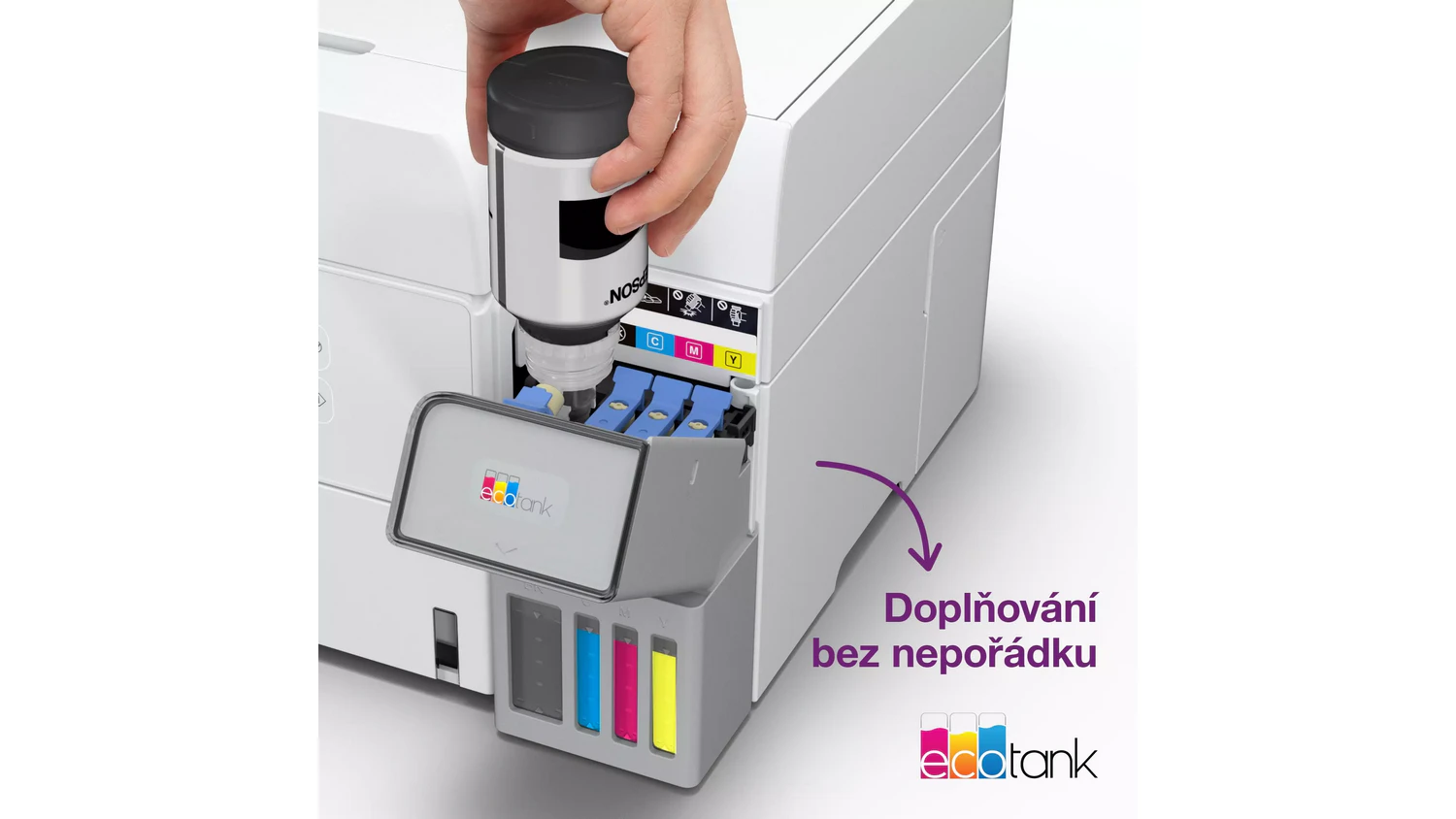 Člověk doplňující inkoust do tiskárny EPSON EcoTank L6390